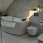 Villa Koprowo - Mit Direktem Seezugang, Sauna & Whirlpool Zastan