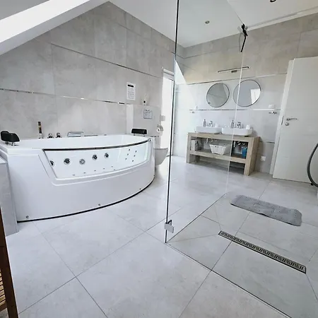 Koprowo - Mit Direktem Seezugang, Sauna & Whirlpool Villa *