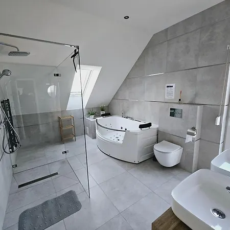 Villa Koprowo - Mit Direktem Seezugang, Sauna & Whirlpool Zastan